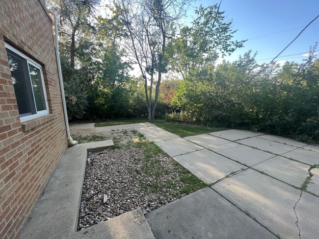 Building Photo - Spacious 5 Bedroom House East of Campus