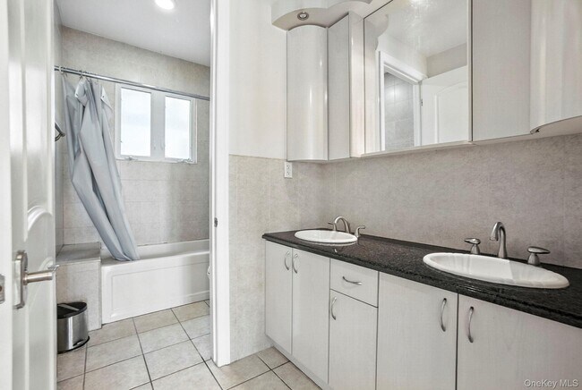 Building Photo - 77-16 Kew Forest Ln