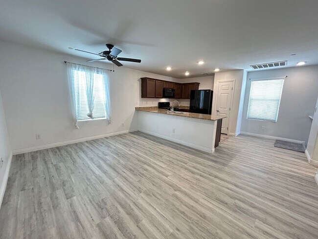 Building Photo - Cozy 2-Bedroom 2-Bathroom Townhouse in Gated Community!