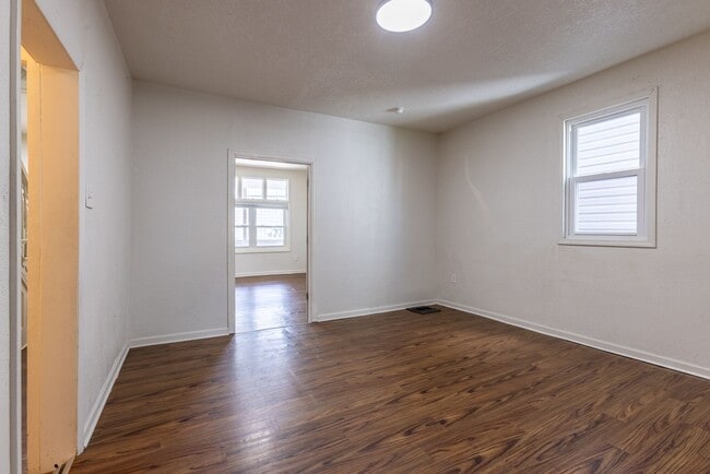Building Photo - AVAILABLE OCTOBER 15th - Quirky 3+ Bedroom...