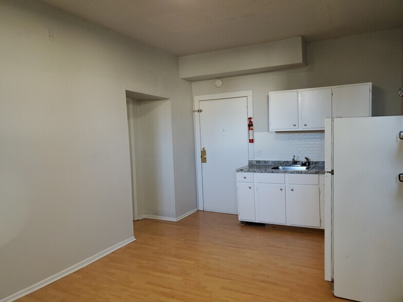Building Photo - 2302 Chesterfield Ave