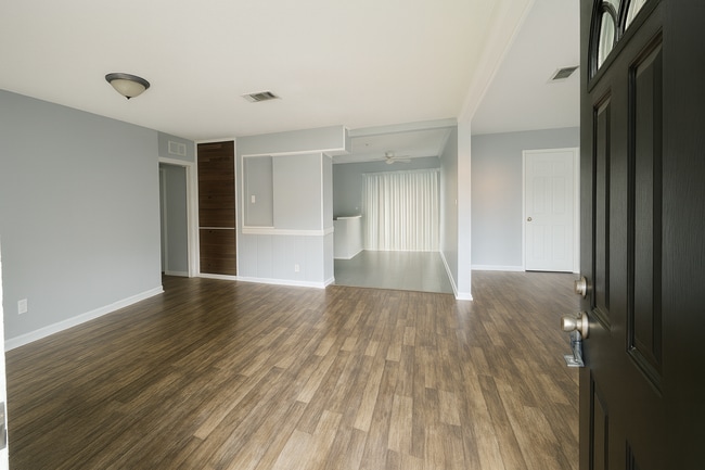 Building Photo - 3554 Plymouth Dr