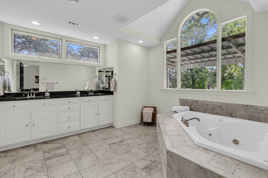 Primary Bathroom & Jacuzzi Tub - 2142 Golfview Dr