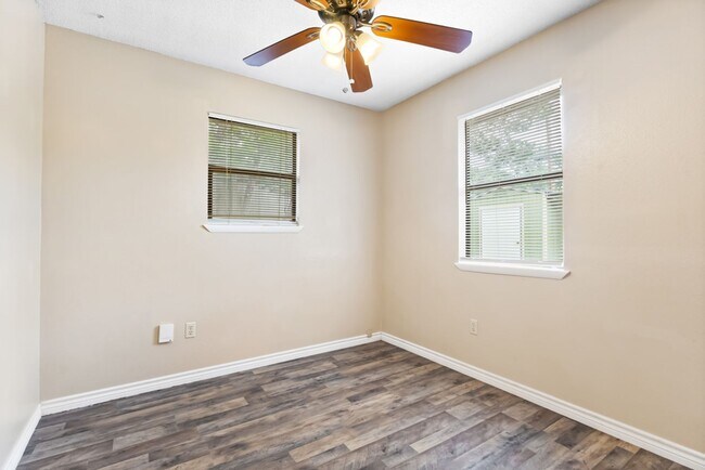 Building Photo - Move-In Ready 3-Bedroom Home in Beautiful Lakehills