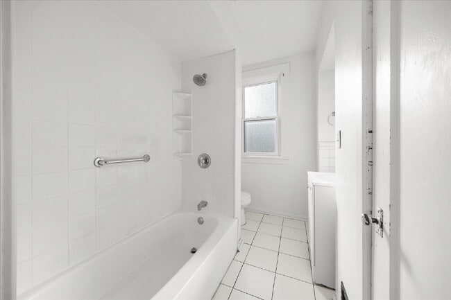 Building Photo - "Charming 3-Bed Haven with Hardwood Floors & 2 Full Baths in St. Louis!"  Hazelwood Schools.  Sec...