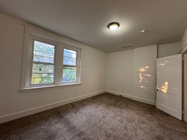 Building Photo - Newly Renovated 3 Bedroom House