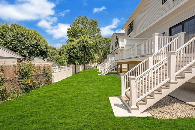 Building Photo - 10 Underhill Pl