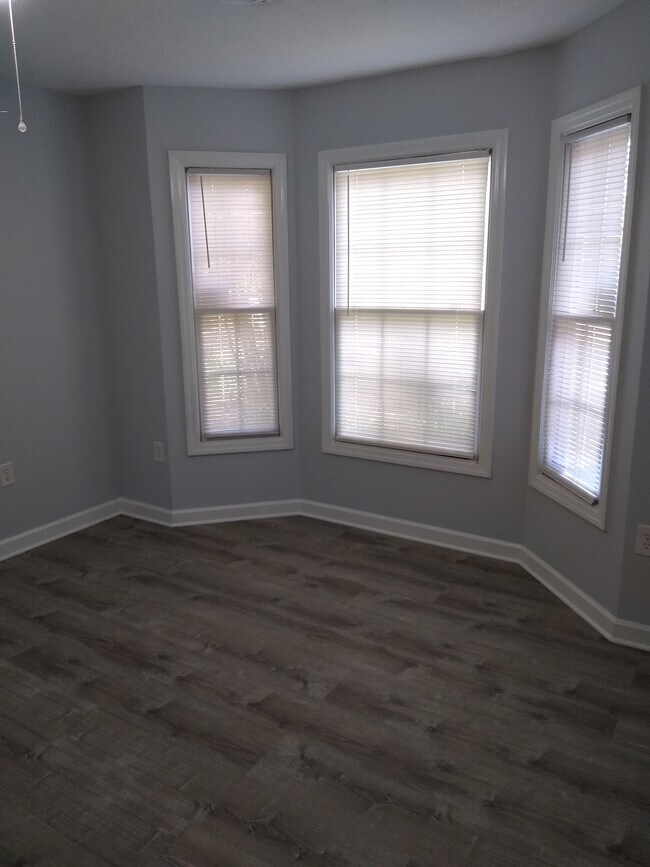 Building Photo - 103 Pinewood Dr