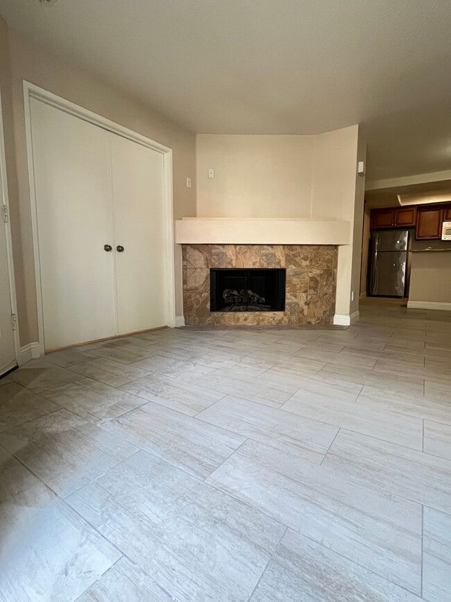 Building Photo - BEAUTIFULLY UPGRADED 1 STORY CONDO