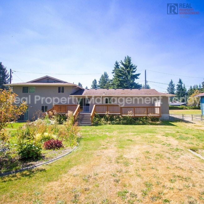 Building Photo - Charming 3 Bedroom with Huge Backyard!