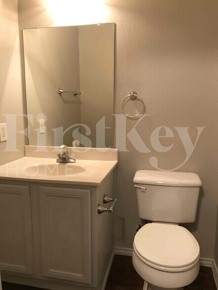 Building Photo - 10631 S Shaenridge