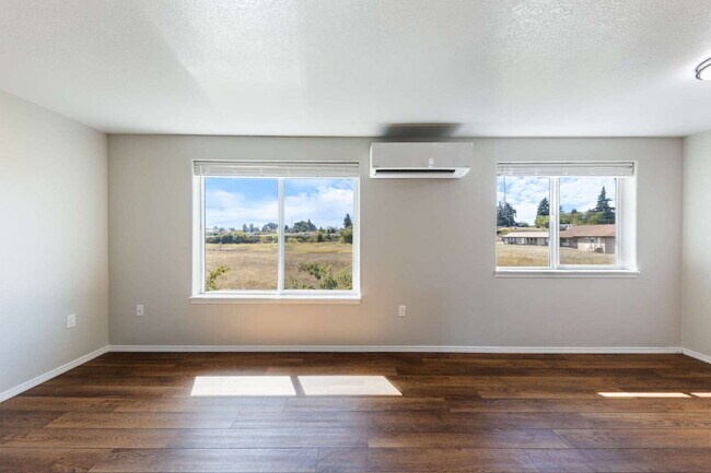 Building Photo - Fresh & Updated 2 bedroom W/S included!