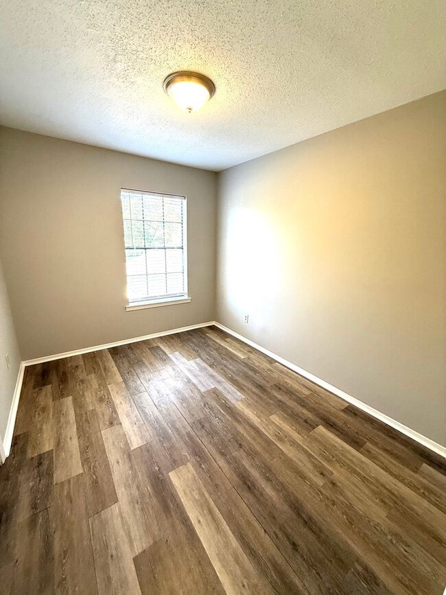 Building Photo - ** 3 bed 2.5 bath townhouse located by ACA...