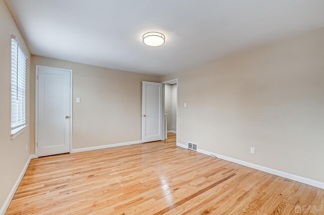 Building Photo - 206 Newman St