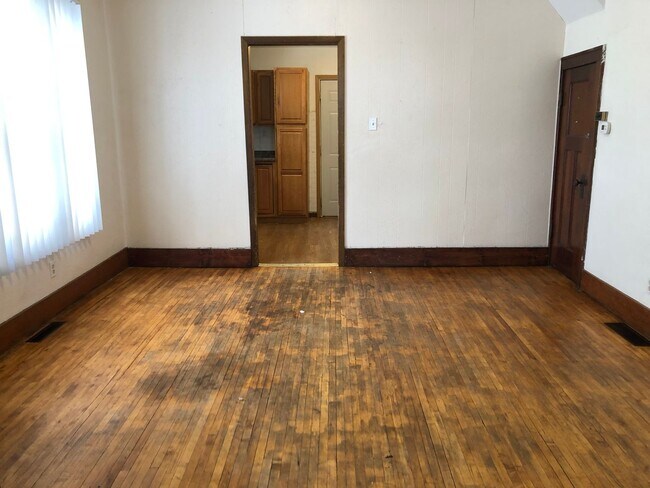 Building Photo - 546 Valley St