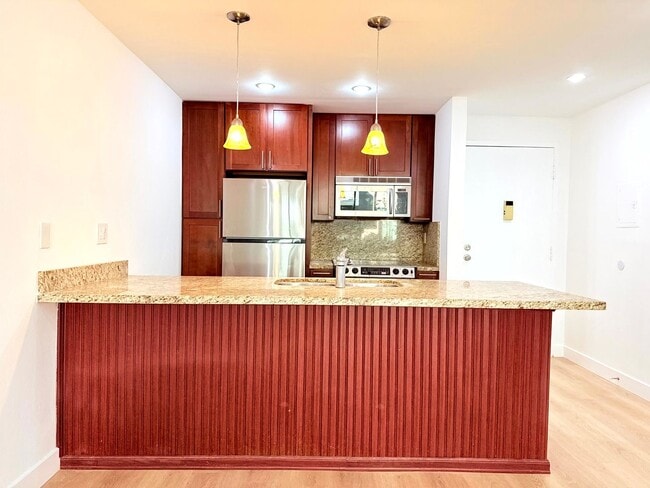 Building Photo - ***MOVE-IN SPECIAL 2 WEEKS FREE RENT***Beautiful Renovated Spacious Courtyard One Bedroom with pa...