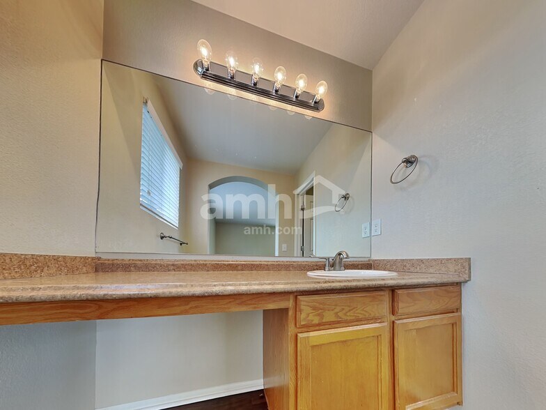 Building Photo - 9826 Kenton Cir