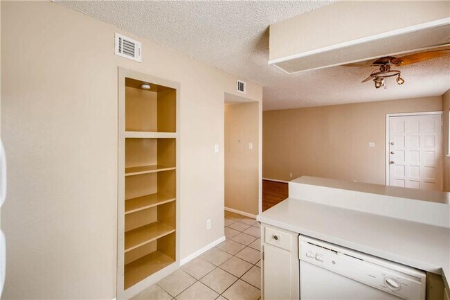 Building Photo - Central Austin Private Lifestyle!