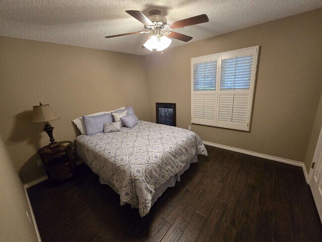 Building Photo - "Discover Spacious Comfort: 3-Bed, 2-Bath Gem on 77th Street (furnished)| Kingsgate