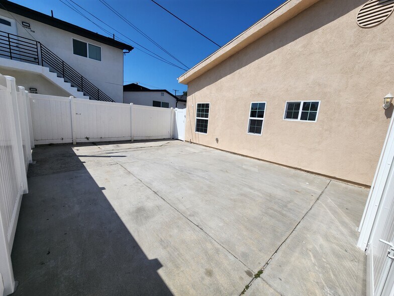 Building Photo - 10926 Olinda St