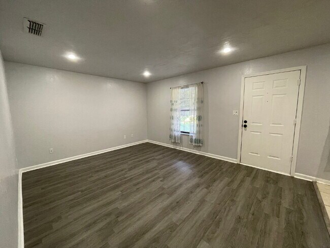 Building Photo - Beautiful 2 Bedroom 1 Bathroom in NW Tallahassee!