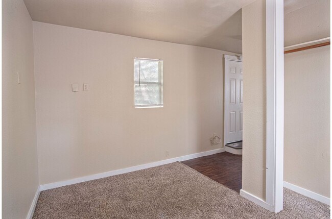 Building Photo - 526 Cooper St