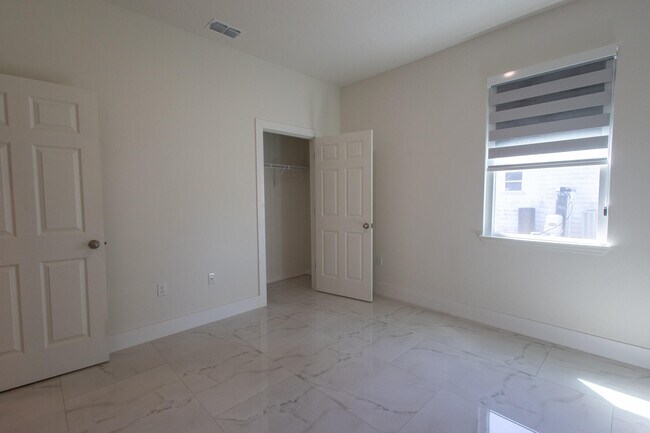 Building Photo - 2149 SW Susset Ln