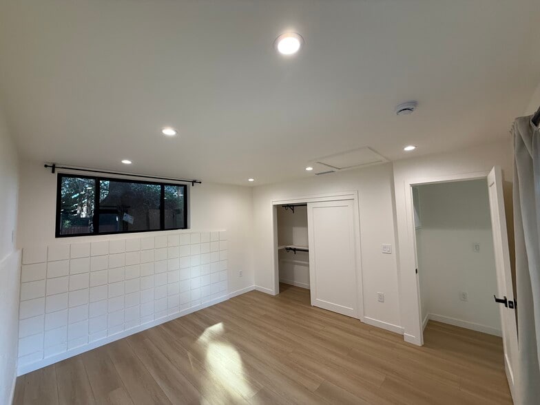 Building Photo - 2115 Hyperion Ave