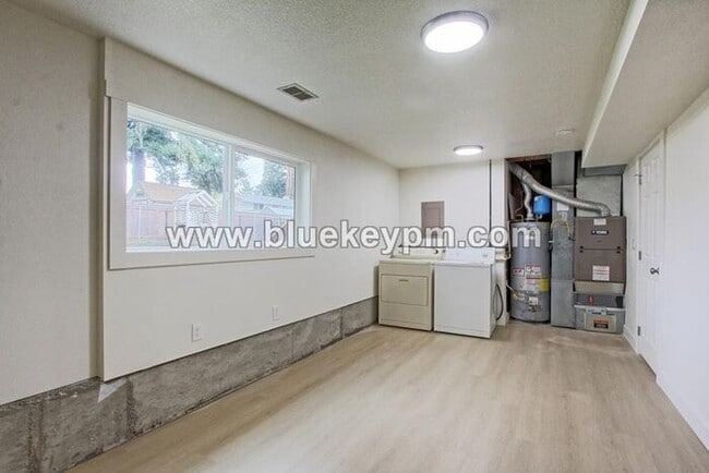 Building Photo - Newly Remodeled 5 Bed, 2 Bath Home with RV/Boat Parking in Oregon City