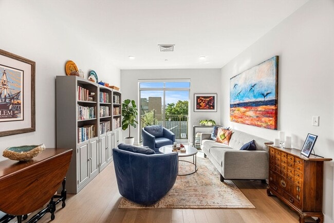 Building Photo - 65 Washington St