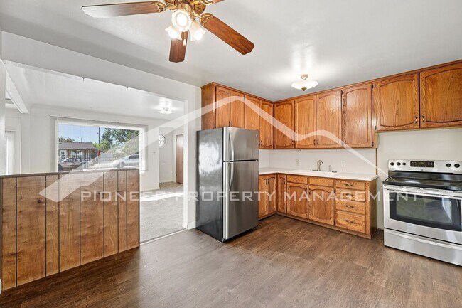 Building Photo - Charming Home with Central AC and Washer/D...