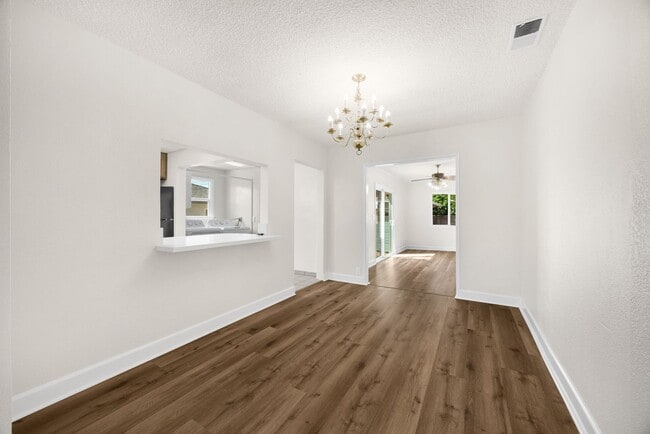 Building Photo - 3 Bed / 2 Bath Home with 2 Car Garage