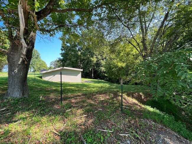 Building Photo - 718 Mount Vernon Rd