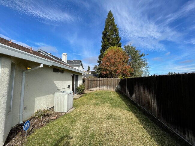 Building Photo - 1415 New England Dr
