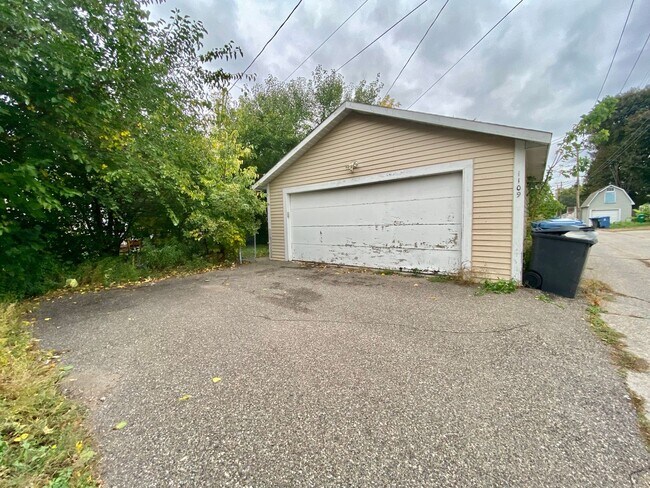 Building Photo - Gorgeous BIG 5BD/3BA House near the U of M...