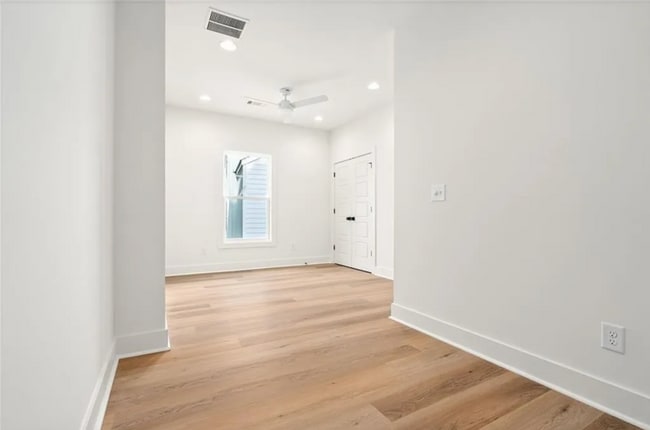 Building Photo - 576 Pride Ave