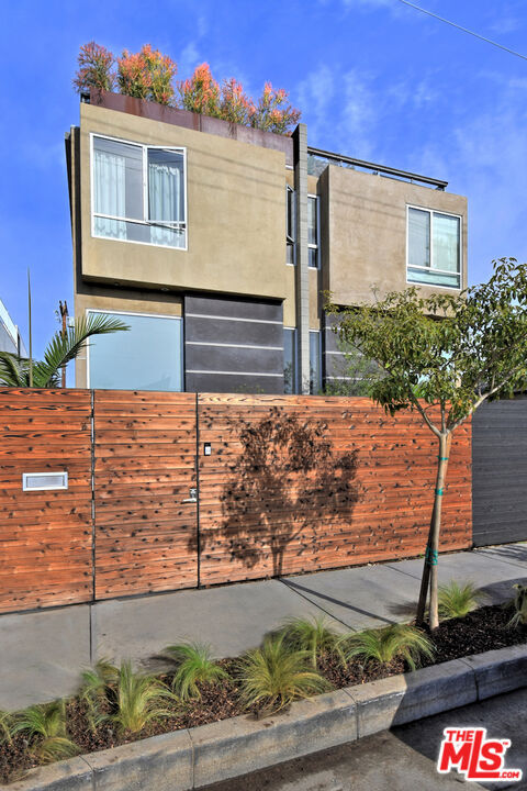 Building Photo - 1626 Electric Ave