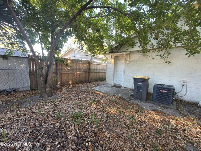 Building Photo - 1709 Dot St