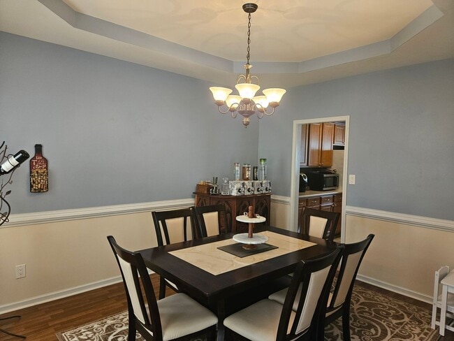 Building Photo - Beautiful unfurnished 4 bedroom, 2.5 bath ...