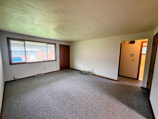 Building Photo - Two-bedroom one bathroom 1st level apartment for rent