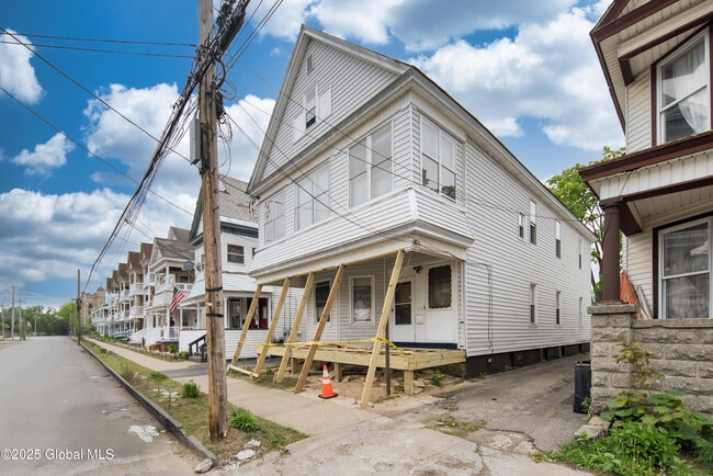 Building Photo - 22 Swan St