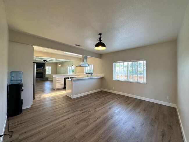 Building Photo - 4 Bedroom Home on Half Acre Lot