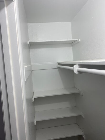 Large closet - 1842 Lynwood Dr