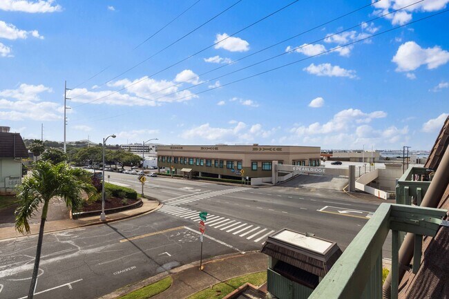 Building Photo - Spacious 3-Bedroom Townhome Across from Pearlridge – Available April 5