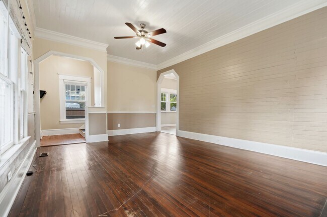 Building Photo - Updated historic Craftsman minutes from downtown and Duke!