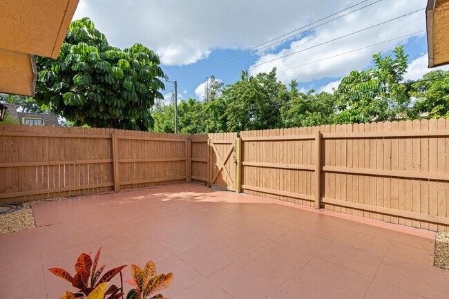 Building Photo - 226 Alemeda Dr