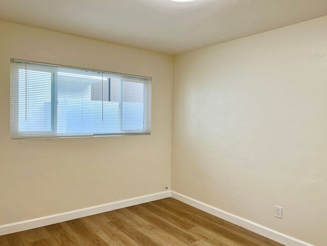Building Photo - 2BD 1BA Apt Next to USD - Spacious Upstairs Unit, Pet Friendly, 1 Parking Space, No Carpet, Onsit...