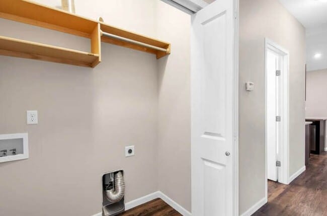 Building Photo - 454 S Longbranch Dr