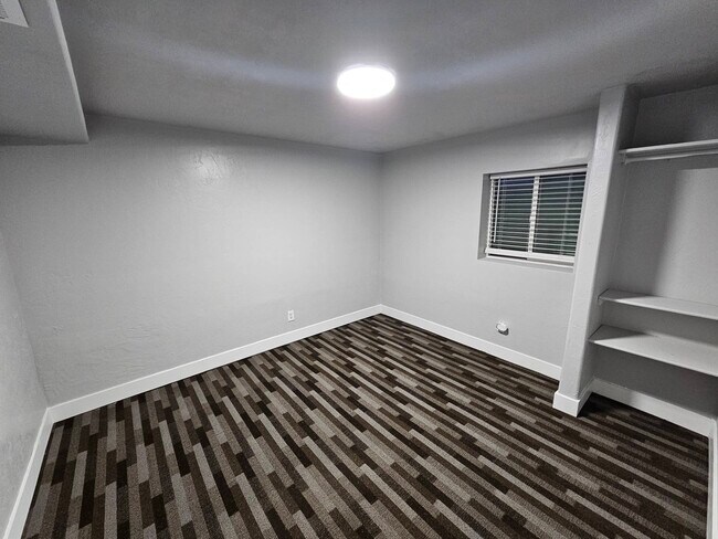 Building Photo - 47 360 E