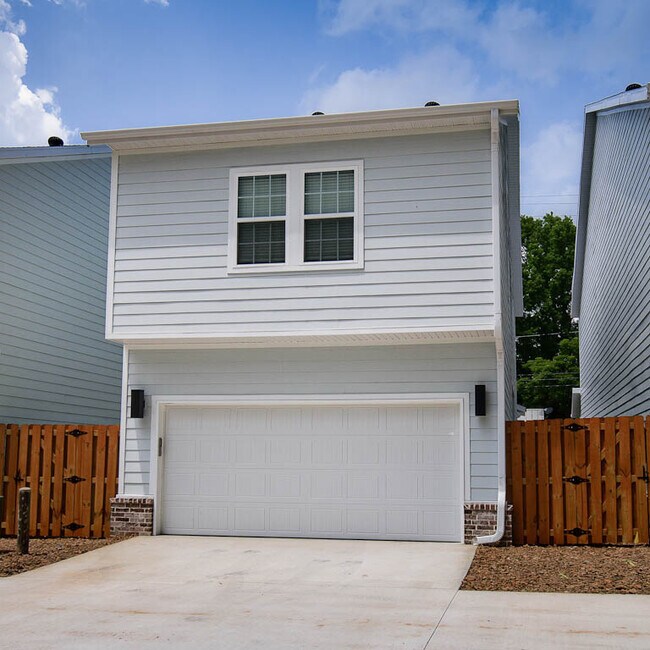 Building Photo - 506 W Persimmon St